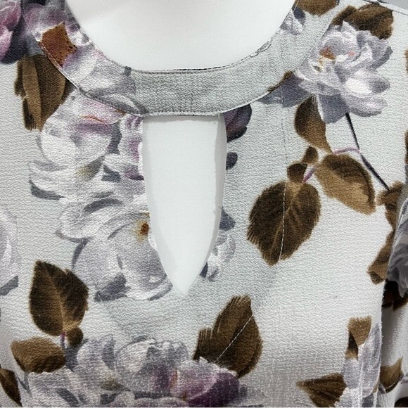 Jodifl beautiful gray floral top size small - Picture 3 of 5